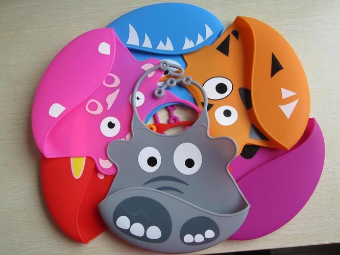 2015年最具创意家居儿童用品 环保硅胶卡通口水罩 十二种颜色