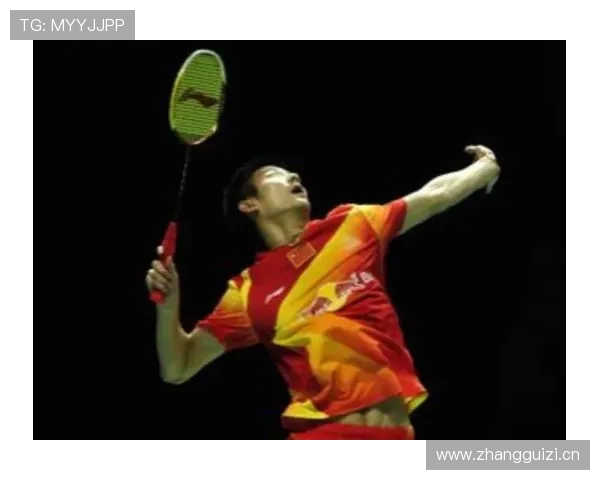 谌龙训练完直接去接孩子放学，背影差点认成小区保安